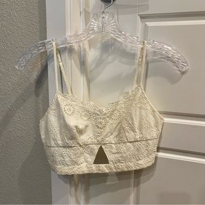 AMERICAN EAGLE Eyelet lace cropped tank top w/ cut-out